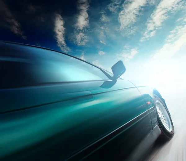 Wazig auto op weg en hemel met wolken — Stockfoto