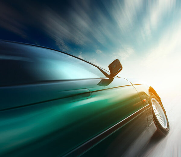 Автомобиль на дороге
