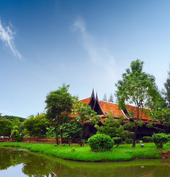 Храм на березі зеленої річки в парку — стокове фото