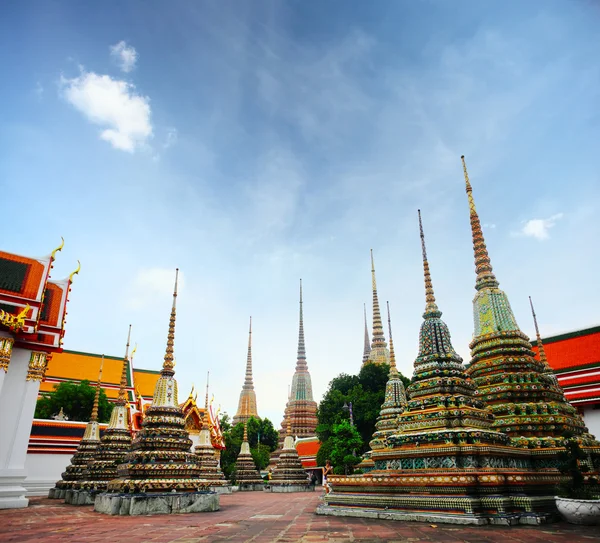 Torens in de boeddhistische wat op blauwe hemelachtergrond — Stockfoto