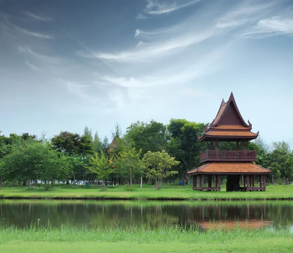Храм на березі річки в парку — стокове фото