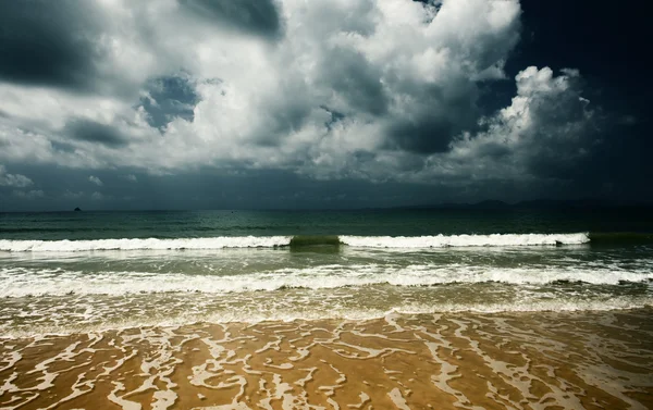 Gökyüzü ve deniz sarı kum — Stok fotoğraf