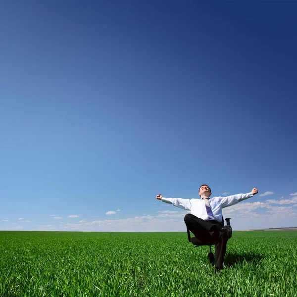 Mann sitzt auf Stuhl — Stockfoto