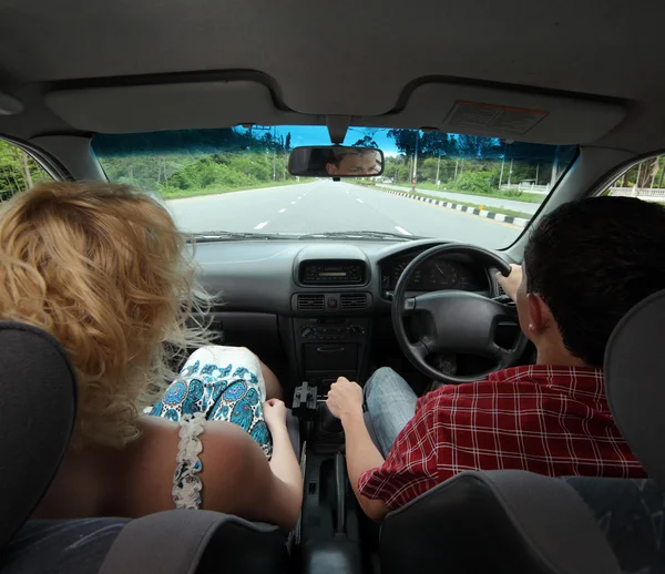 Young men and woman inside of a car — Stock Photo, Image