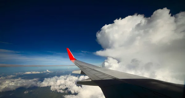 Vliegtuig en hemel — Stockfoto