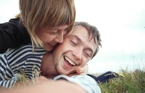 Jonge gelukkige lachende paar — Stockfoto