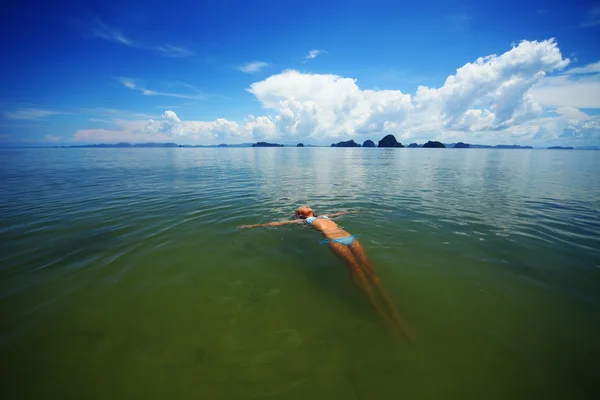 Mulher no mar — Fotografia de Stock