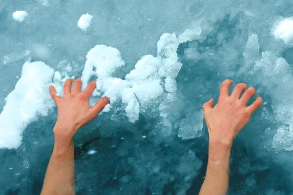 Hände auf dem Eis — Stockfoto