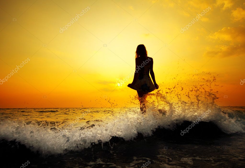 девушка закат вода girl sunset water загрузить