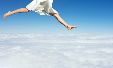 vrouw in witte jurk springen over hemel