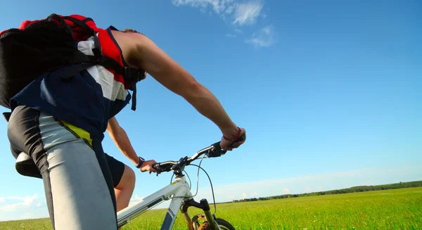 Adam üzerinde bisiklet sürme — Stok fotoğraf