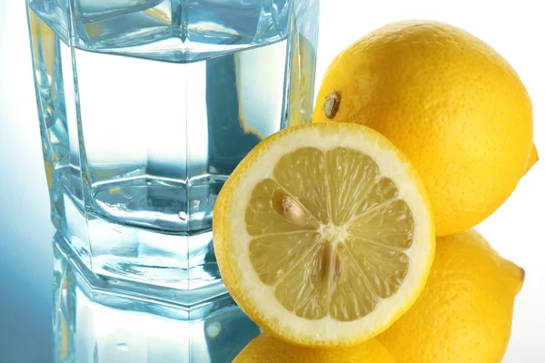 Glas och citroner — Stockfoto