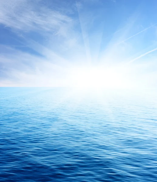 Blauwe zee en wolken — Stockfoto