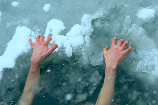 氷の上で手 — ストック写真