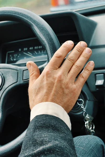 Рука водителя — стоковое фото