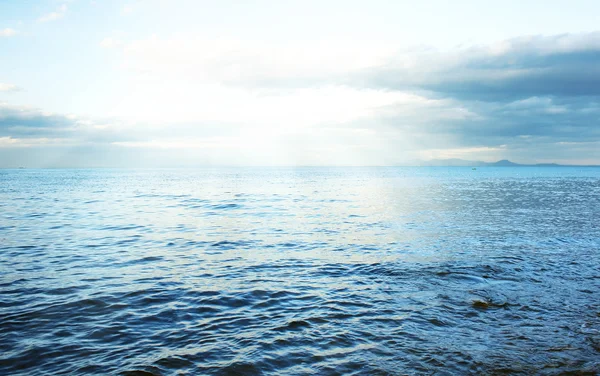 Море с солнечным светом — стоковое фото