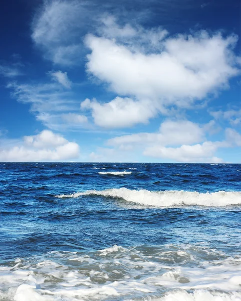 Море з хвилями — стокове фото