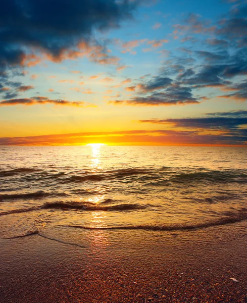 Pôr do sol sobre o mar — Fotografia de Stock