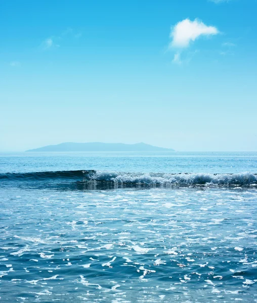 Море с волной — стоковое фото