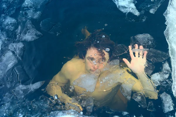 Muž se topí v chladných zimních vody — Stock fotografie