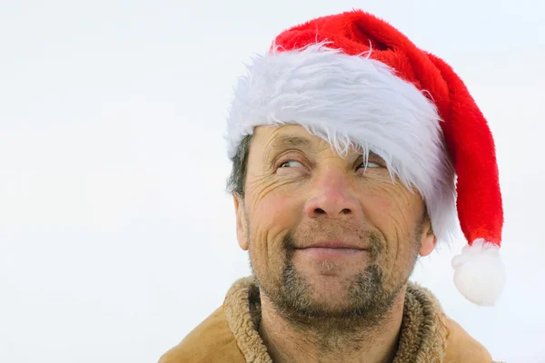Hommes souriants avec barbe dans le chapeau du Père Noël — Photo