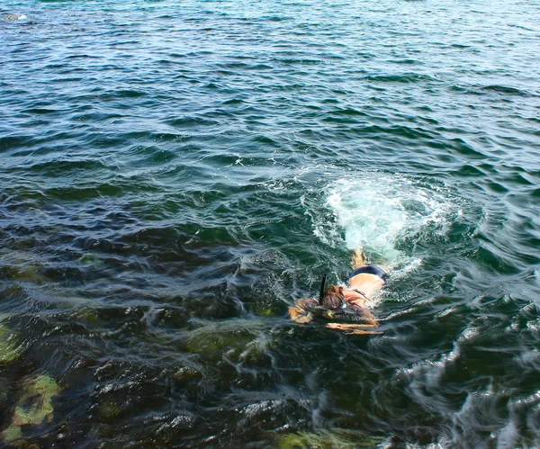 바다에서 여자 — 스톡 사진