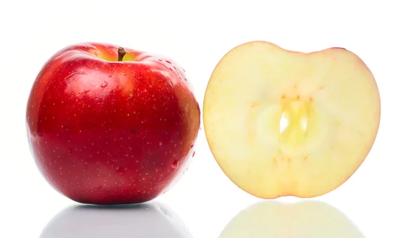 Красное яблоко с ломтиком — стоковое фото