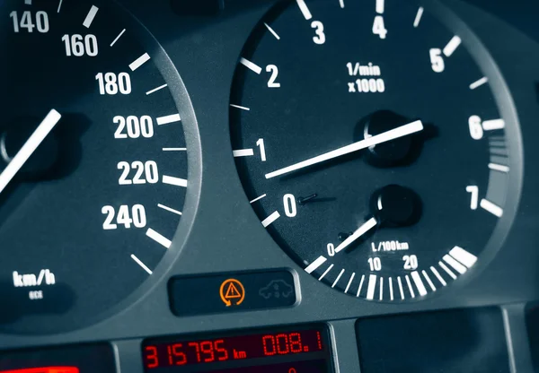 Tableau de bord de voiture avec compteur de vitesse et tachymètre — Photo