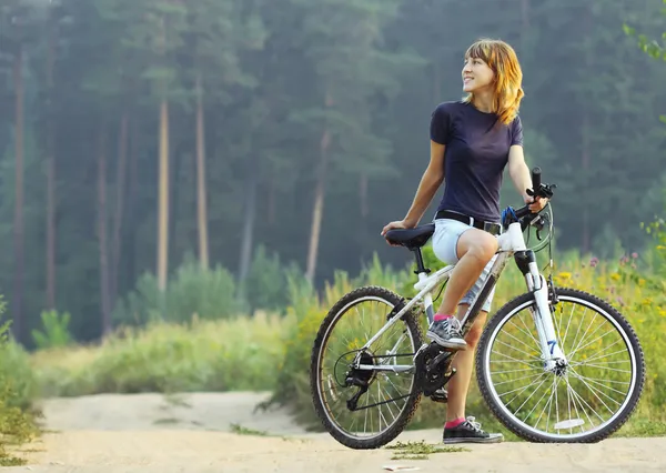 Vrouw op fiets — Stockfoto