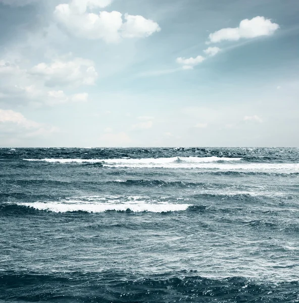 Waves on sea and sky with clouds — Stock Photo, Image