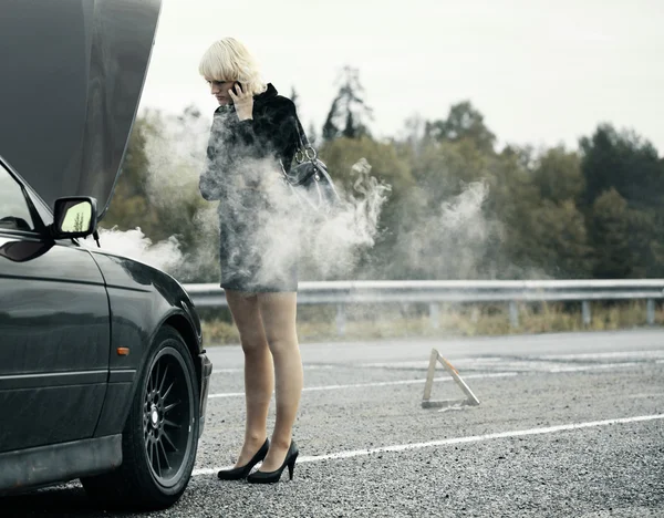 Frau neben Auto — Stockfoto