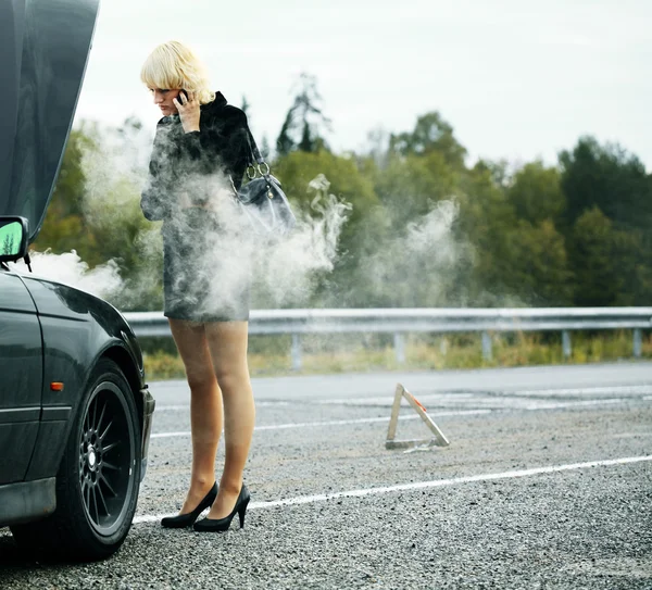 Vrouw in de buurt van auto — Stockfoto