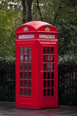 Londra'nın geleneksel kırmızı telefon kulübesi