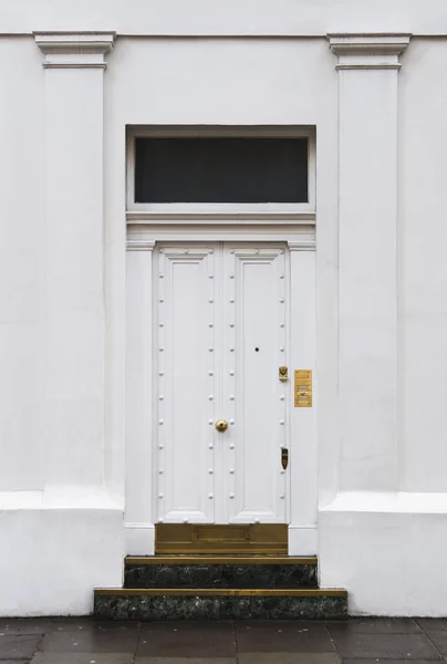 Bílé dveře v Londýně — Stock fotografie