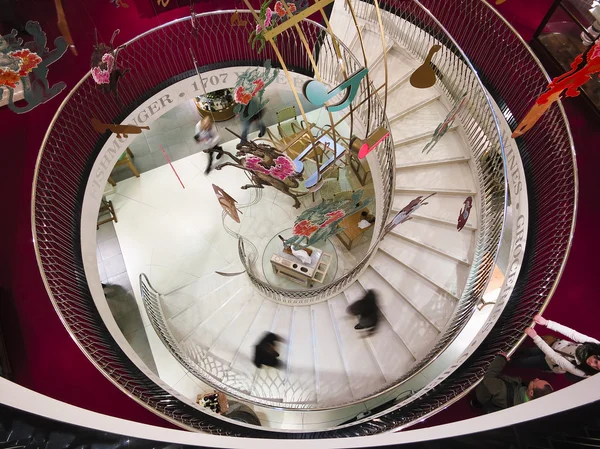 Кручені сходи в універмазі fortnum & Мейсон — стокове фото