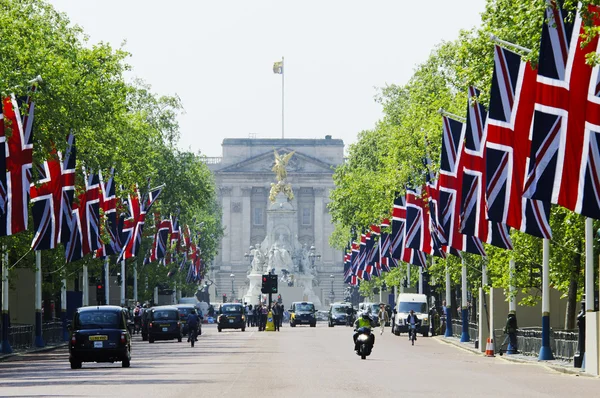 Nákupní centrum zdobené vlajce vlajky, Londýn, Velká Británie — Stock fotografie