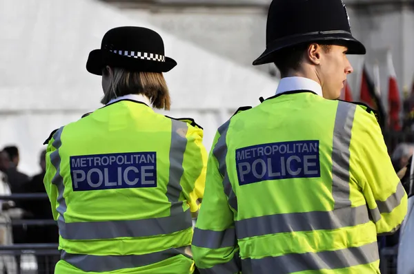 Γυναίκα αστυνομίας και η αστυνομία αστυνομικός στο Λονδίνο Εικόνα Αρχείου