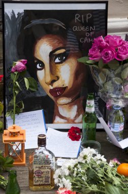 Londra - 27 Temmuz: Onun hayranları ödemek haraç Amy Winehouse