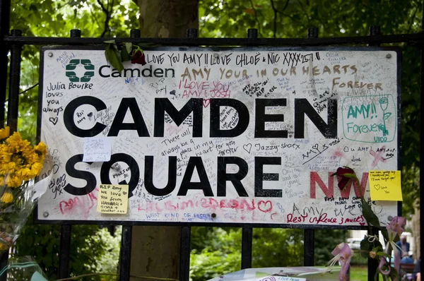 LONDRES - 27 DE JULIO: Sus fans rinden homenaje a Amy Winehouse — Foto de Stock