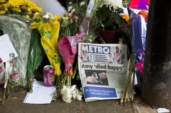LONDRES - 27 JUILLET : Ses fans rendent hommage à Amy Winehouse — Photo