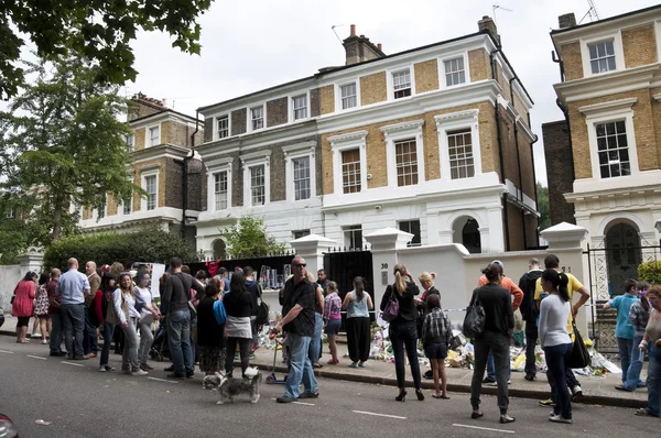 런던-7 월 27 일: 그녀의 팬 들 지불 공 물으로에 이미 와인 하우스 — 스톡 사진