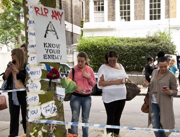 Лондон - 27 липня: Її Шанувальники віддають належне Емі Уайнхаус — стокове фото