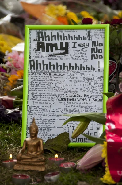 Λονδίνο - 27 Ιουλίου: Της τους οπαδούς να αποδώσω τα εύσημα Amy Winehouse — Φωτογραφία Αρχείου