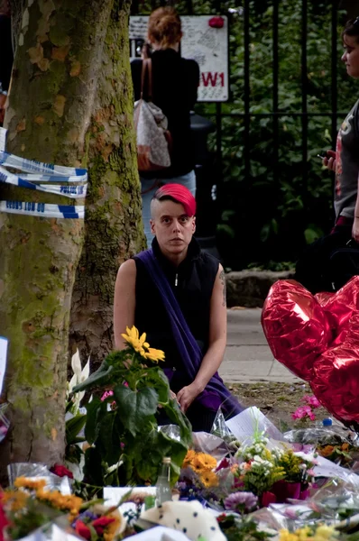 LONDRES - 27 DE JULIO: Sus fans rinden homenaje a Amy Winehouse — Foto de Stock