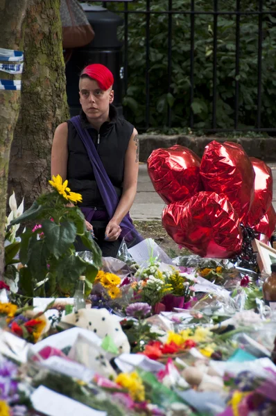 Londyn - 27 lipca: Jej fani płatna hołd Amy Winehouse — Zdjęcie stockowe