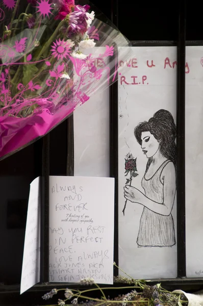 伦敦-7 月 27 日: 她的球迷致敬艾米 · 怀恩豪斯 — 图库照片
