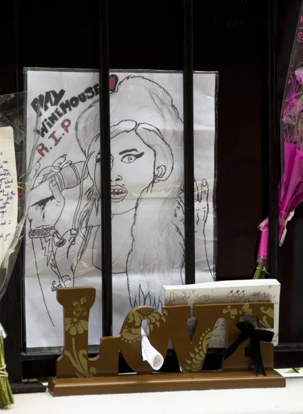 LONDRA - 27 LUGLIO: I suoi fan rendono omaggio ad Amy Winehouse — Foto Stock
