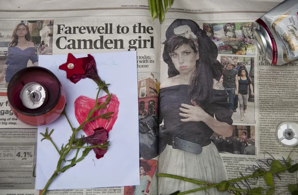 LONDRES - JULHO 27: Seus fãs prestam homenagem a Amy Winehouse — Fotografia de Stock