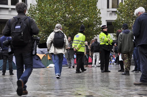 2011 年 10 月 27 日にロンドンの野営地はセント ・ ポール大聖堂を占める — ストック写真