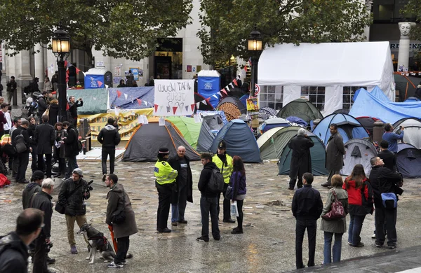 在 2011 年 10 月 27 日占领伦敦营地在圣保禄大教堂 — 图库照片